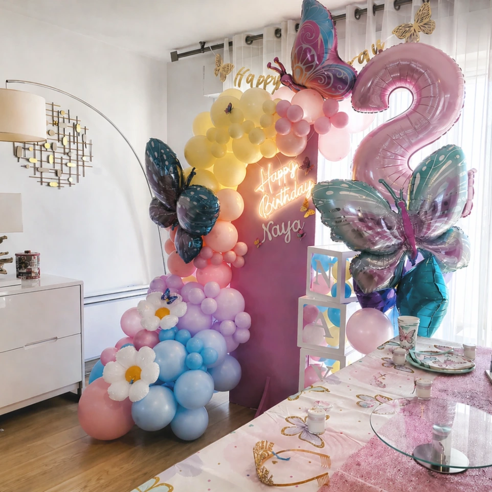 Décoration d’anniversaire Labelle Event aux couleurs pastel, avec ballons et papillons